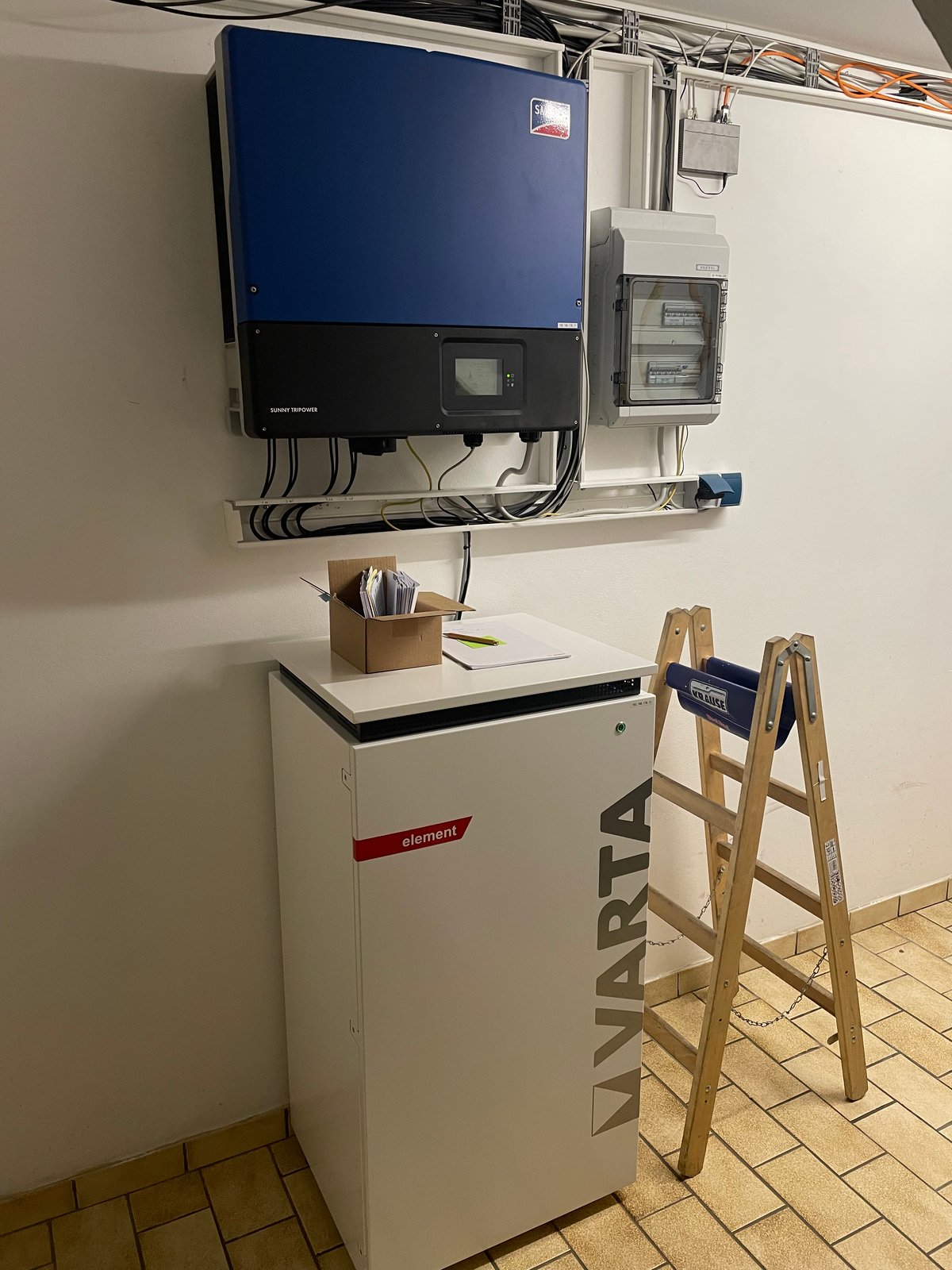 SMA-Wechselrichter mit Varta-Stromspeicher, installiert von Kirner & Lilla