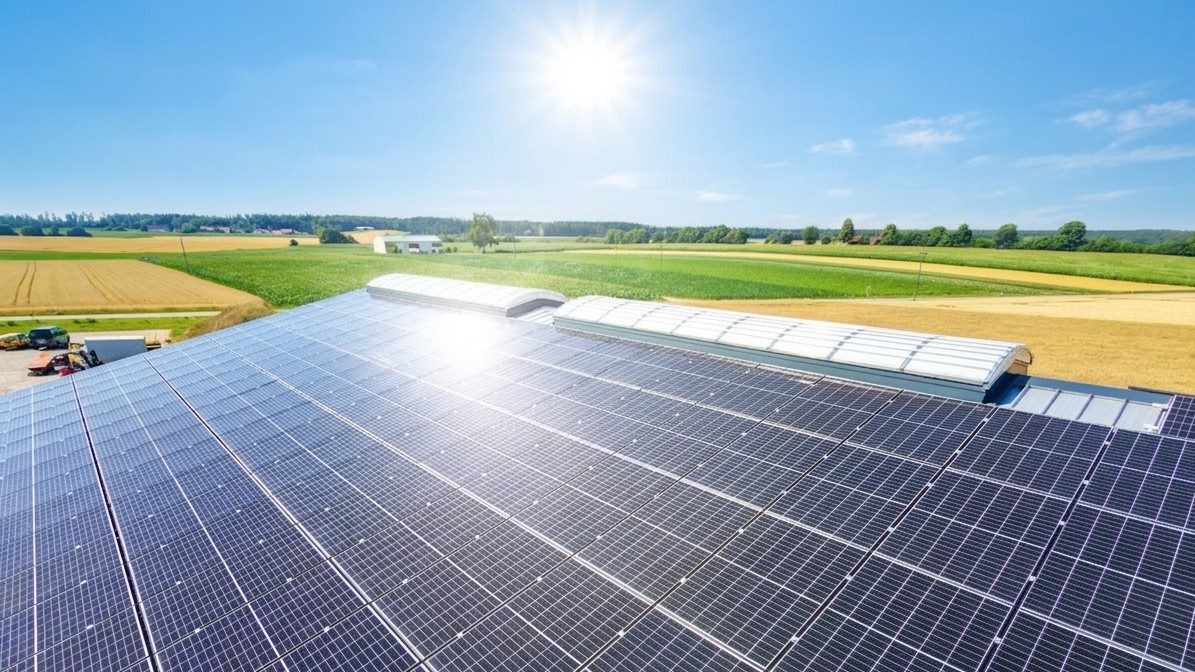 Photovoltaik-Anlage auf dem Dach des Kirner-&-Lilla-Firmensitzes in der Sonne